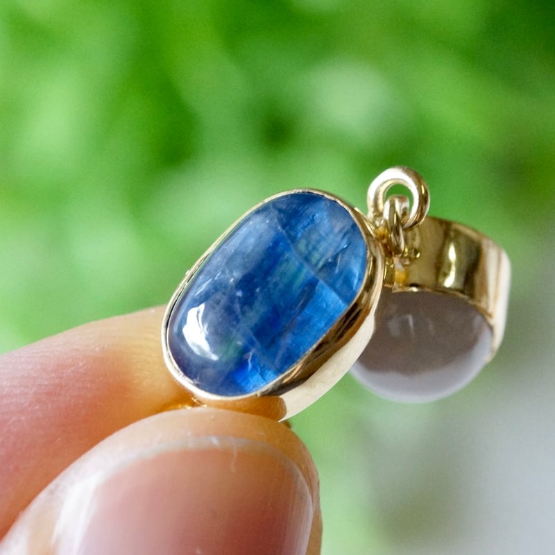 ○ブルー カイヤナイト/グレームーンストーン フックピアス 18k