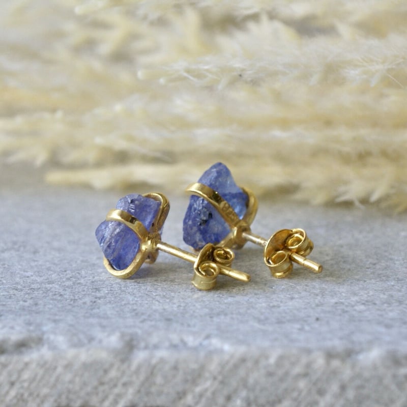 タンザナイト ラフカット（原石）スタッドピアス 14kゴールドプレー