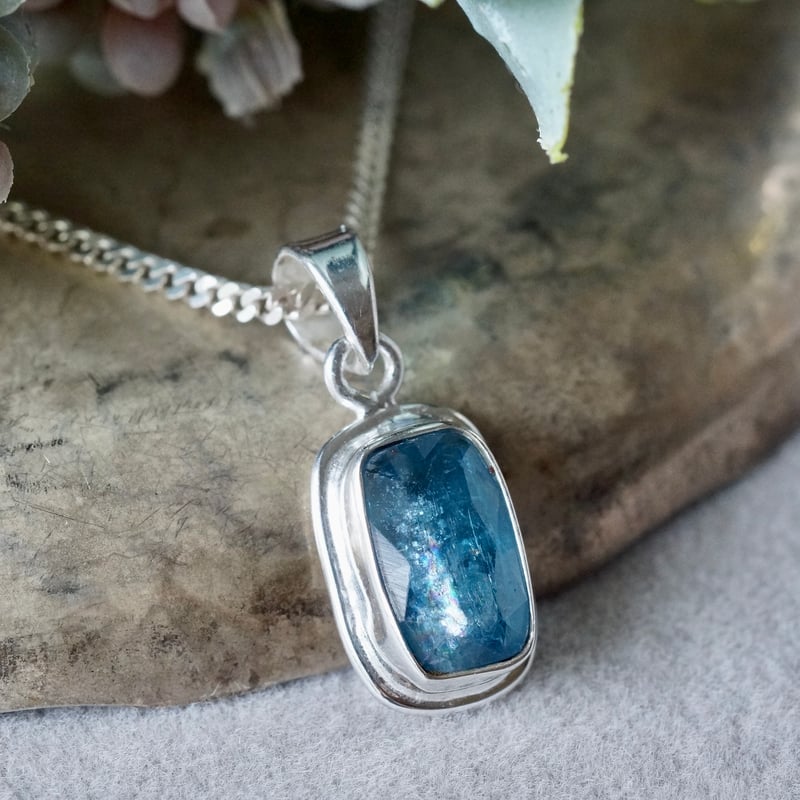 カイヤナイトペンダントトップ カイヤナイト ペンダントトップ 22x16x4mm #PH537 - プレミアム