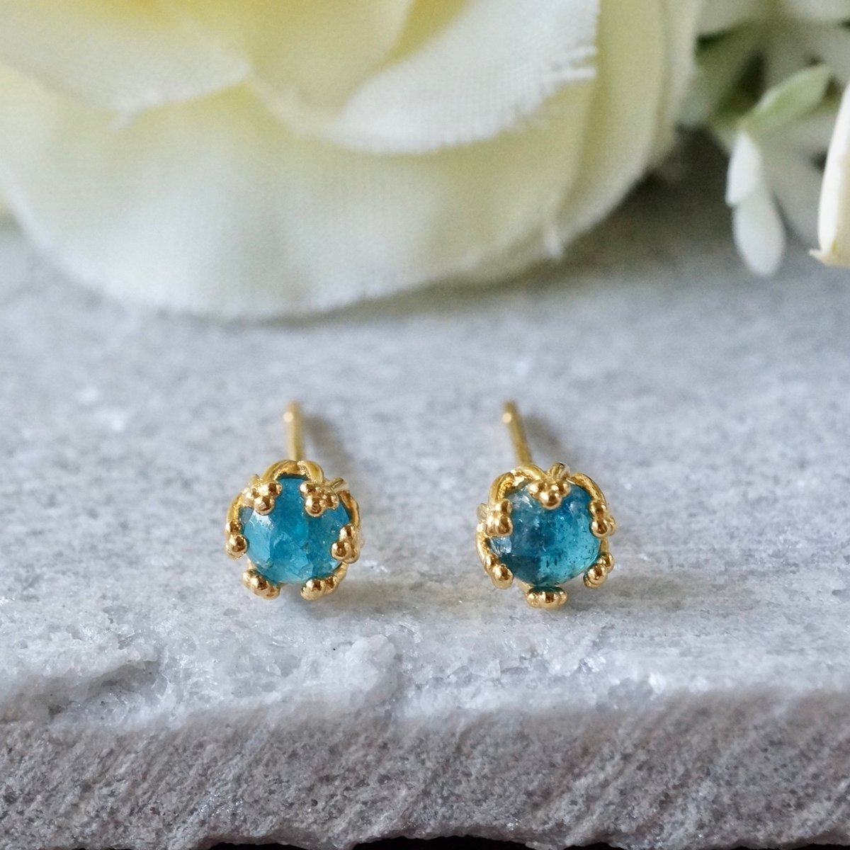 Q's B 希少！14kgfオパリーナ・ネオンブルーアパタイトピアス Q's B様