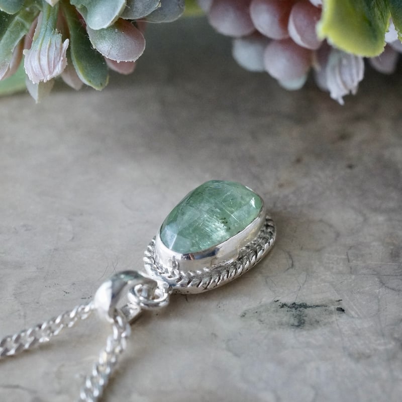 グリーンカイヤナイト ローズカット ペンダントトップ シルバー925