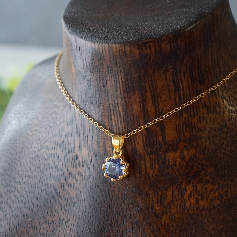 Handmade】ライトブルー 合成サファイア クラウンモチーフ ペンダント