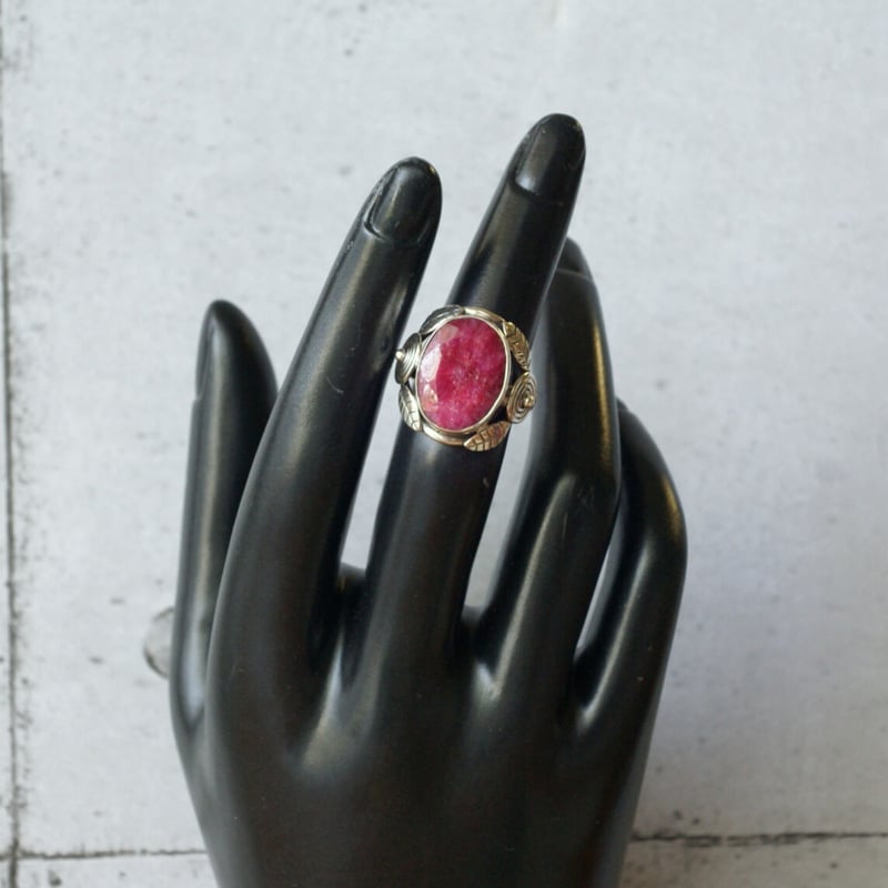 レッド ルビー オーバルシェイプ リーフモチーフリング シルバー925