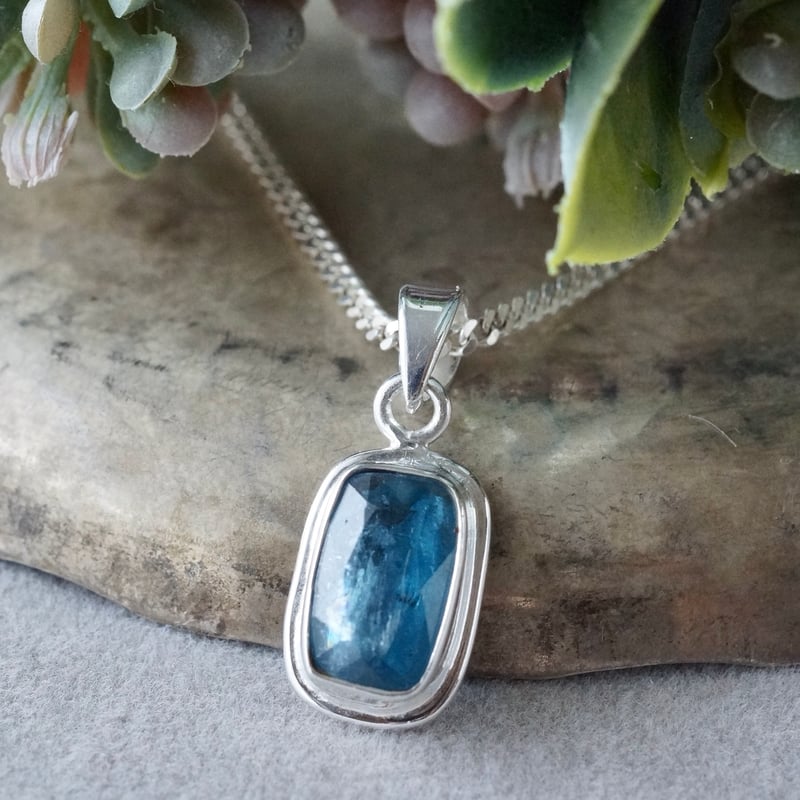 ブルー カイヤナイト スクエアシェイプ ペンダントトップ シルバー925