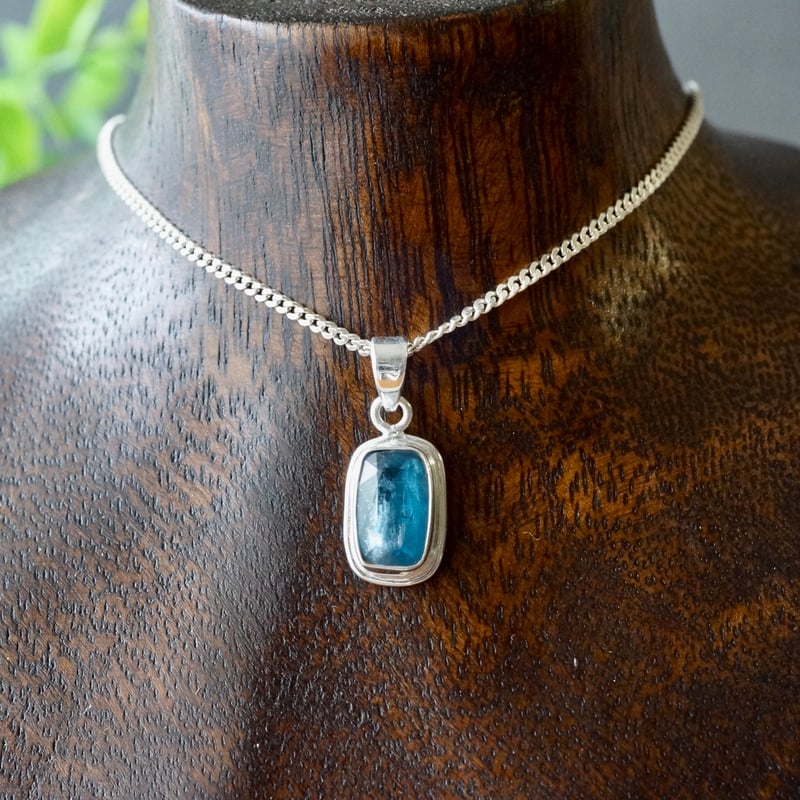 青様❁専用ページ ブルー カイヤナイト スクエアシェイプ ペンダントトップ