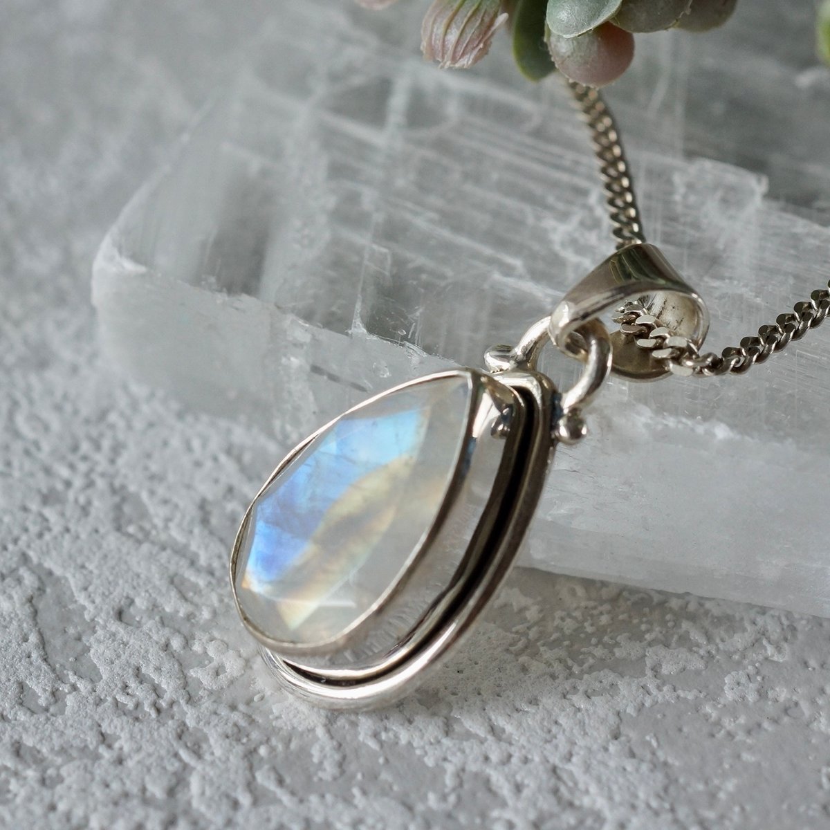 レインボームーンストーン ファセットカット ペンダントトップ