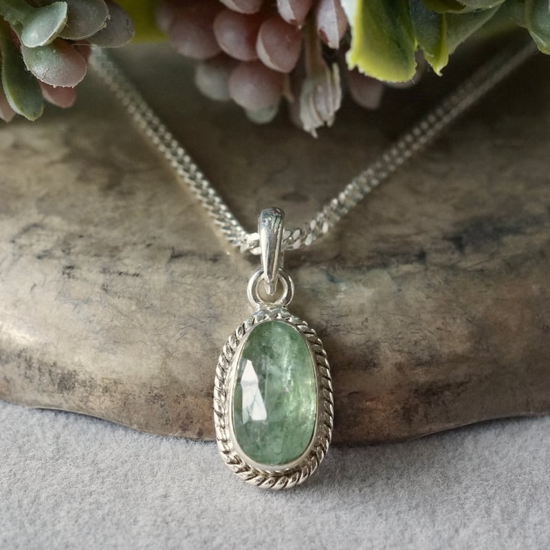 グリーンカイヤナイト ローズカット ペンダントトップ シルバー925