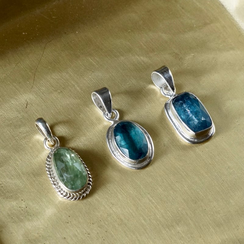 ブルー カイヤナイト スクエアシェイプ ペンダントトップ