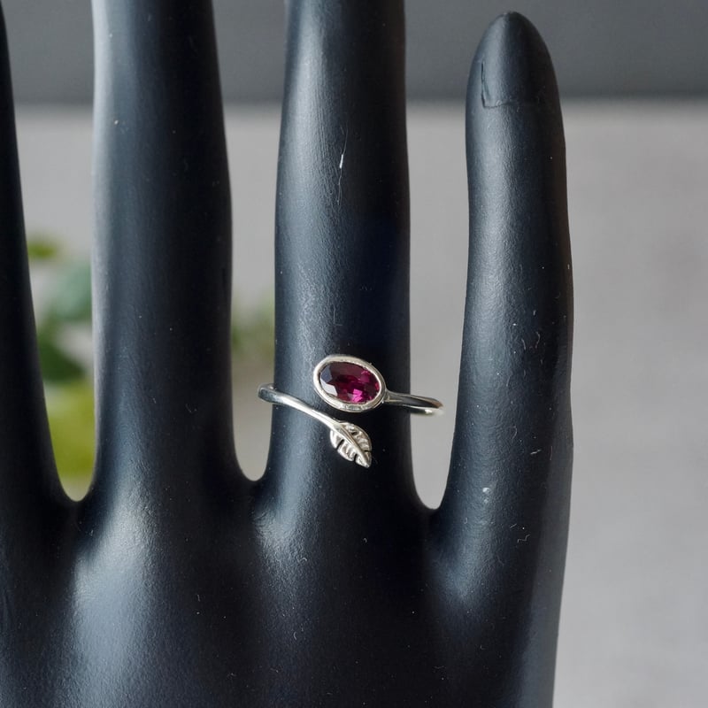 ロードライトガーネット リーフモチーフ フリーサイズリング シルバー