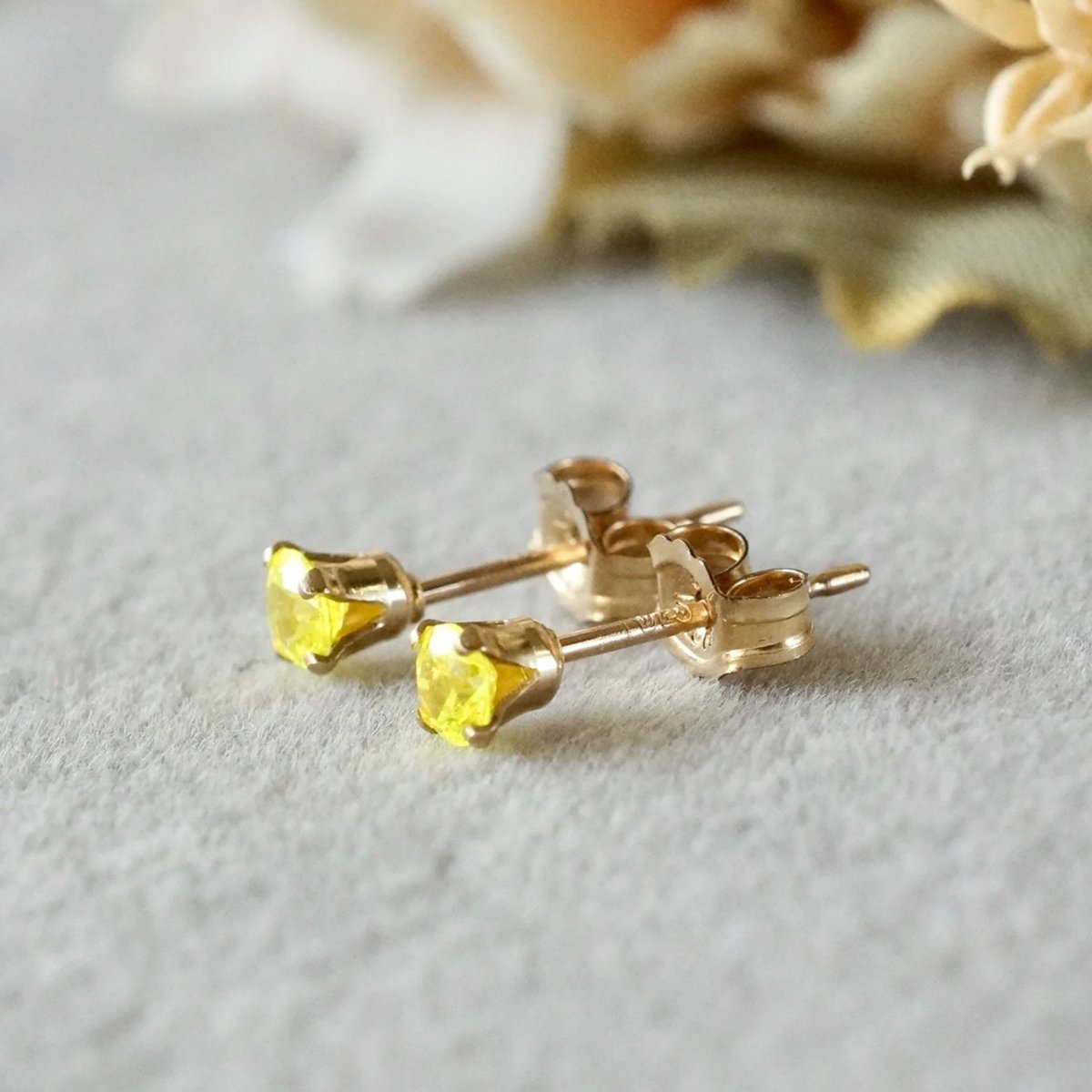 訳あり!!ハイクオリティ　1ストーン付き　三つ葉ピアス　イエローゴールドカラー Handmade】蛍光イエロー YAG（人造石） スタッドピアス 14kゴールド