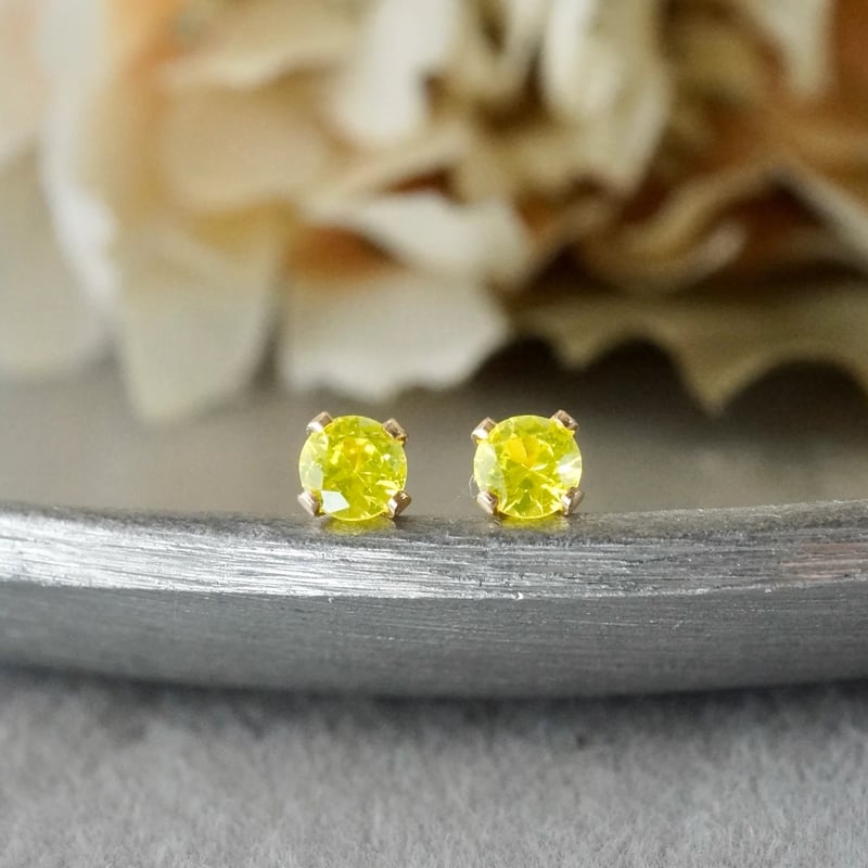 Handmade】蛍光イエロー YAG（人造石） スタッドピアス 14kゴールド