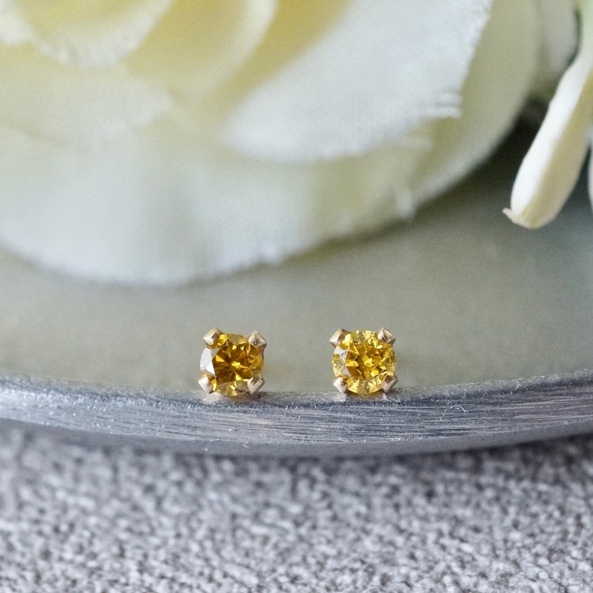 RAPA K18 ホワイトゴールド ダイヤモンドスタッドピアス 0.04カラット