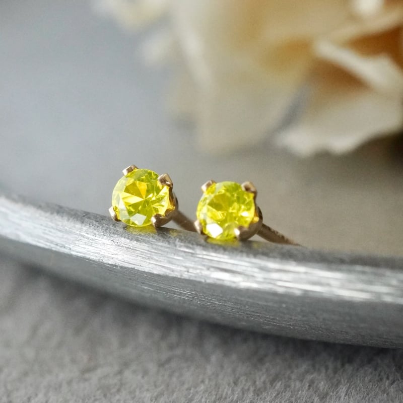 Handmade】蛍光イエロー YAG（人造石） スタッドピアス 14k