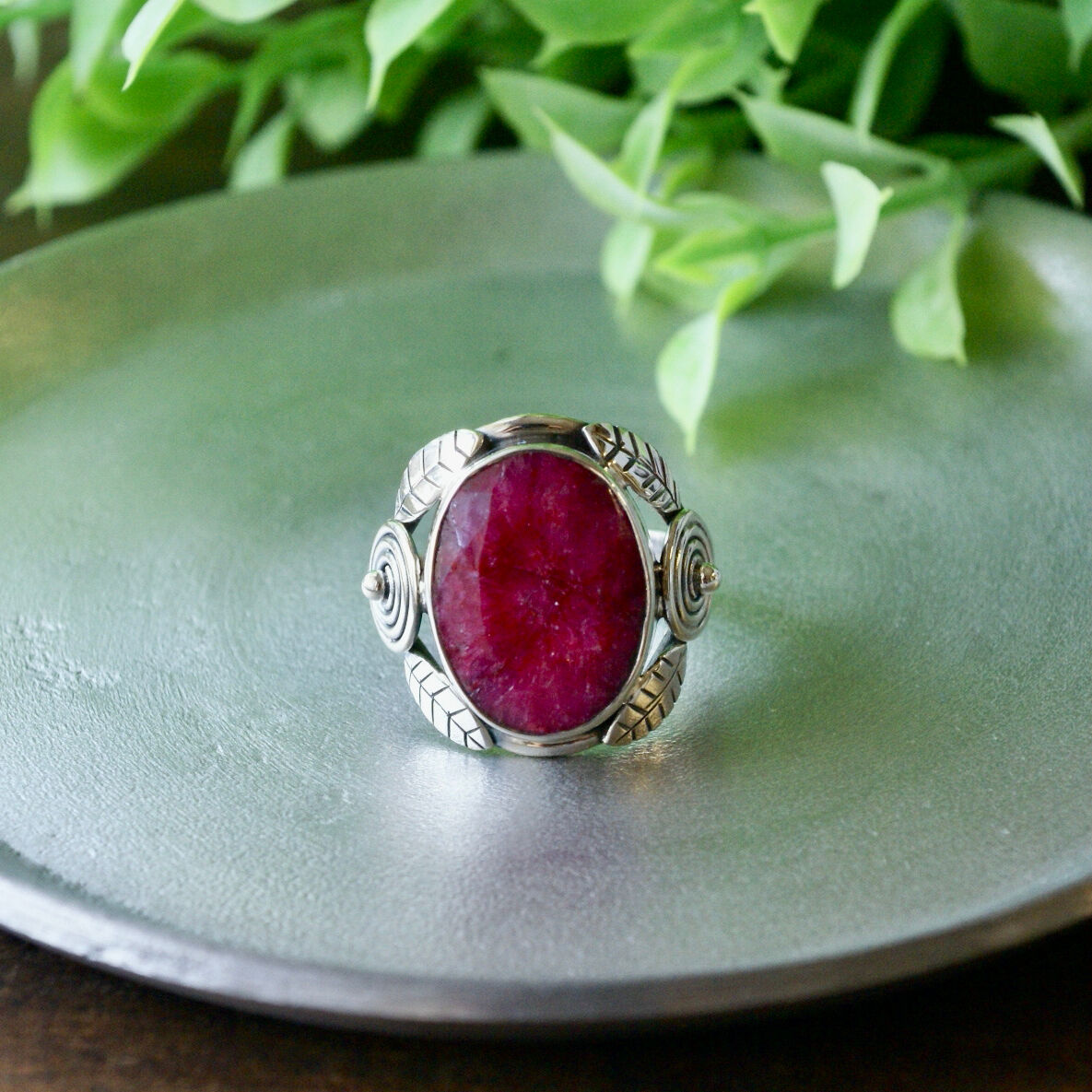 レッド ルビー オーバルシェイプ リーフモチーフリング シルバー925