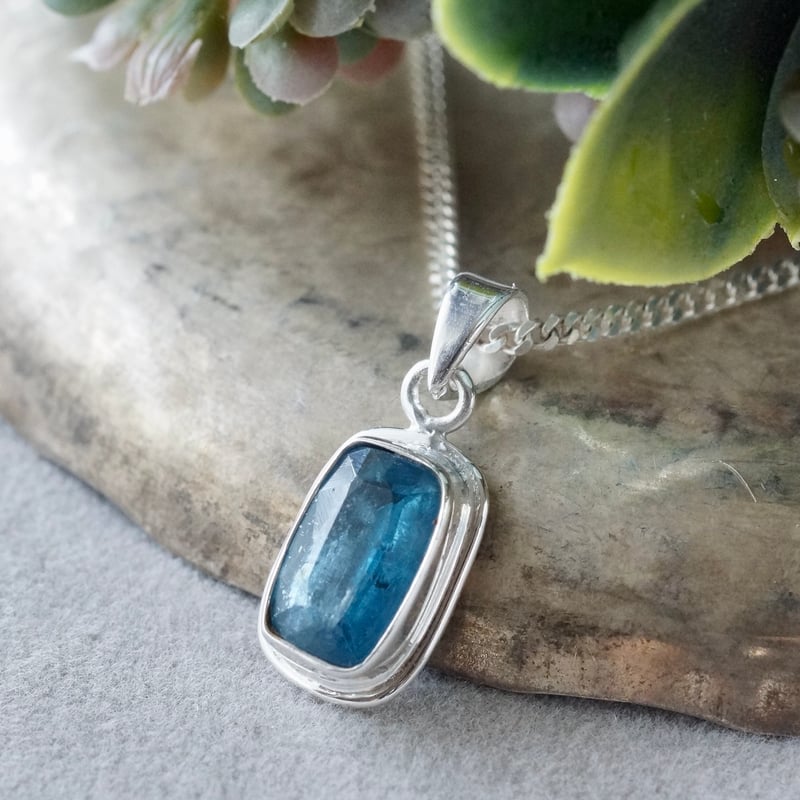 ブルー カイヤナイト スクエアシェイプ ペンダントトップ