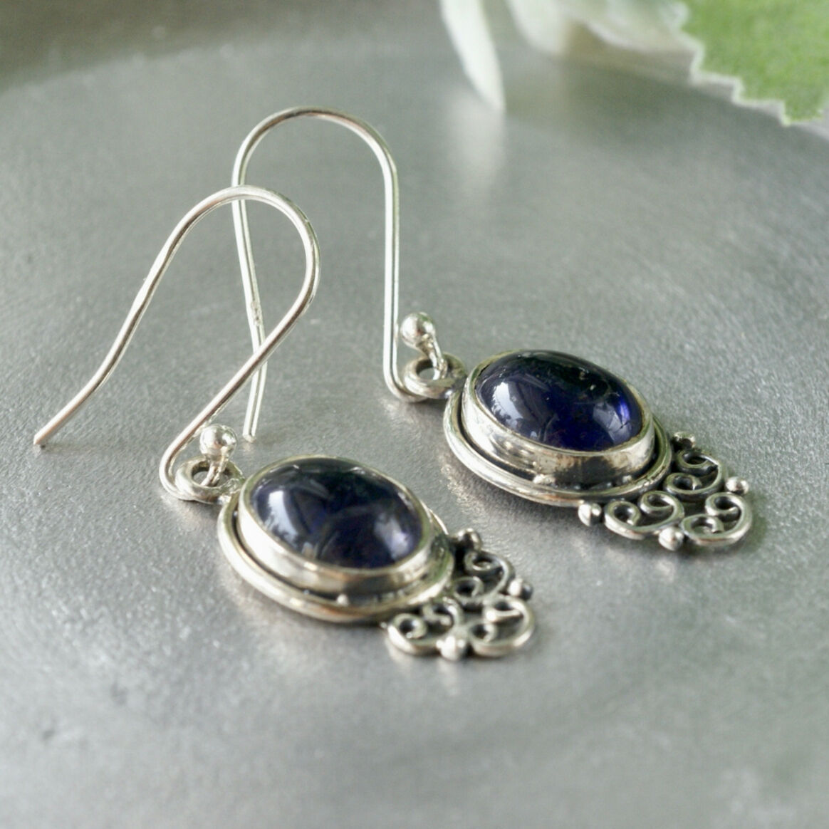 ○ブルー アイオライト カボションカット エスニックピアス