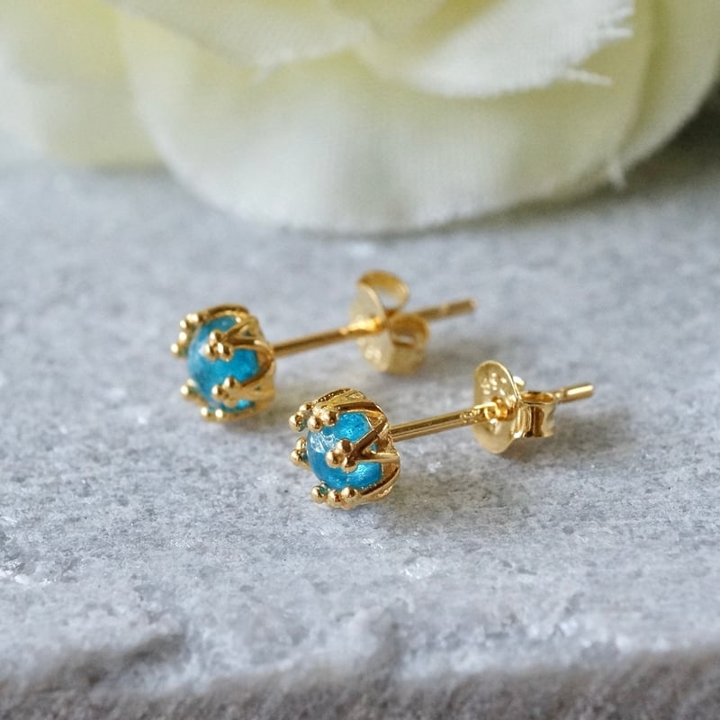 Handmade】ネオンブルーアパタイト クラウンモチーフ スタッドピアス 