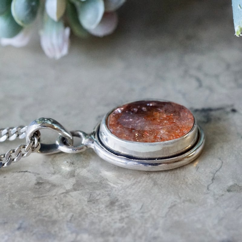 シルバー色ペンダント オレンジ石付き 約60cm 鼻煙壺アンティーク シルバー色ペンダント オレンジ石付き 約60cm 鼻煙壺アンティーク