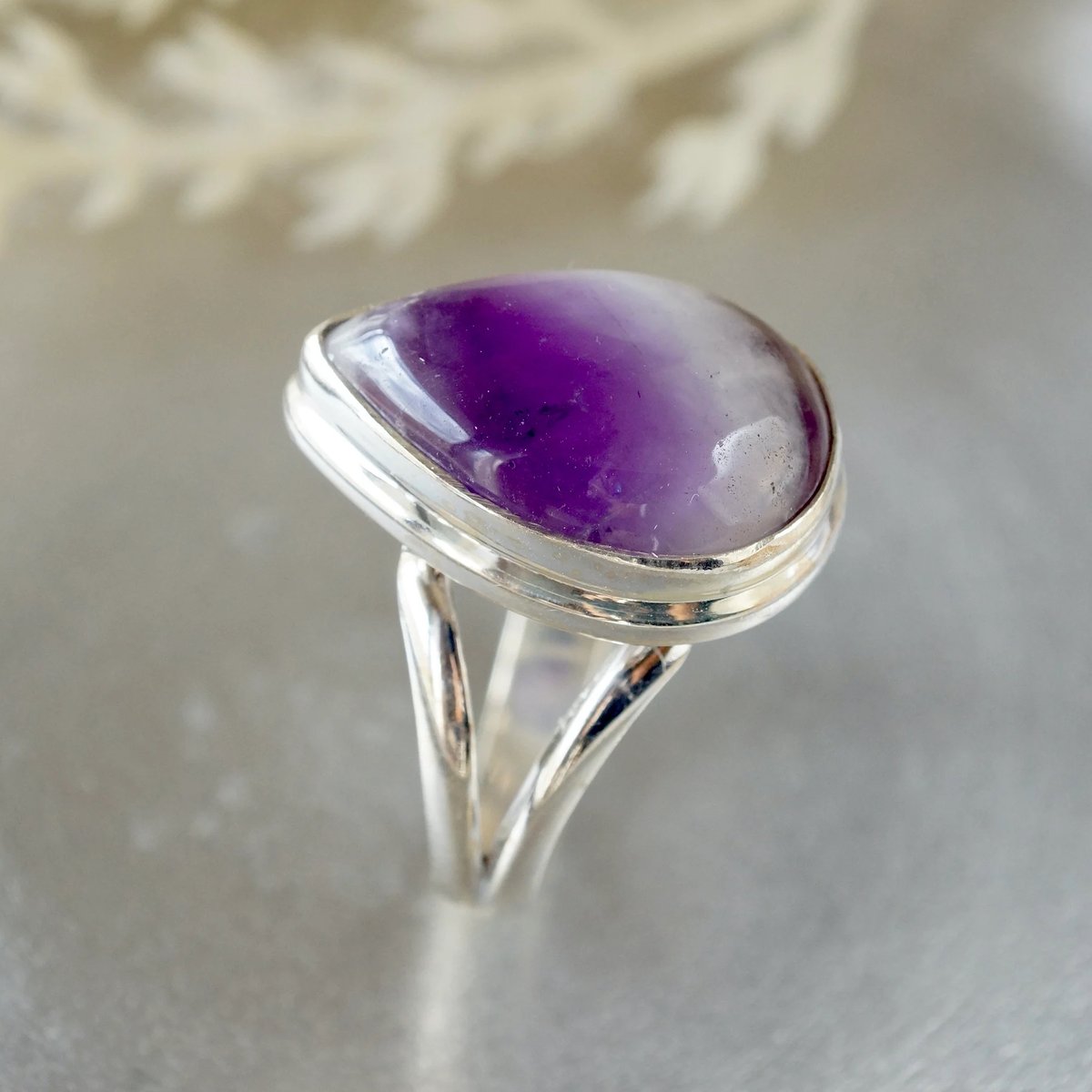 シェブロンアメジスト ペアーシェイプリング シルバー925 約15号（sv