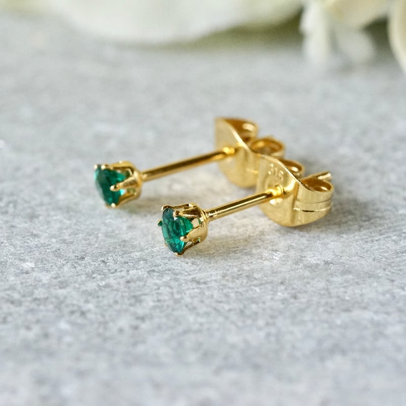 Handmade】グリーン 合成エメラルド スタッドピアス サージカル 