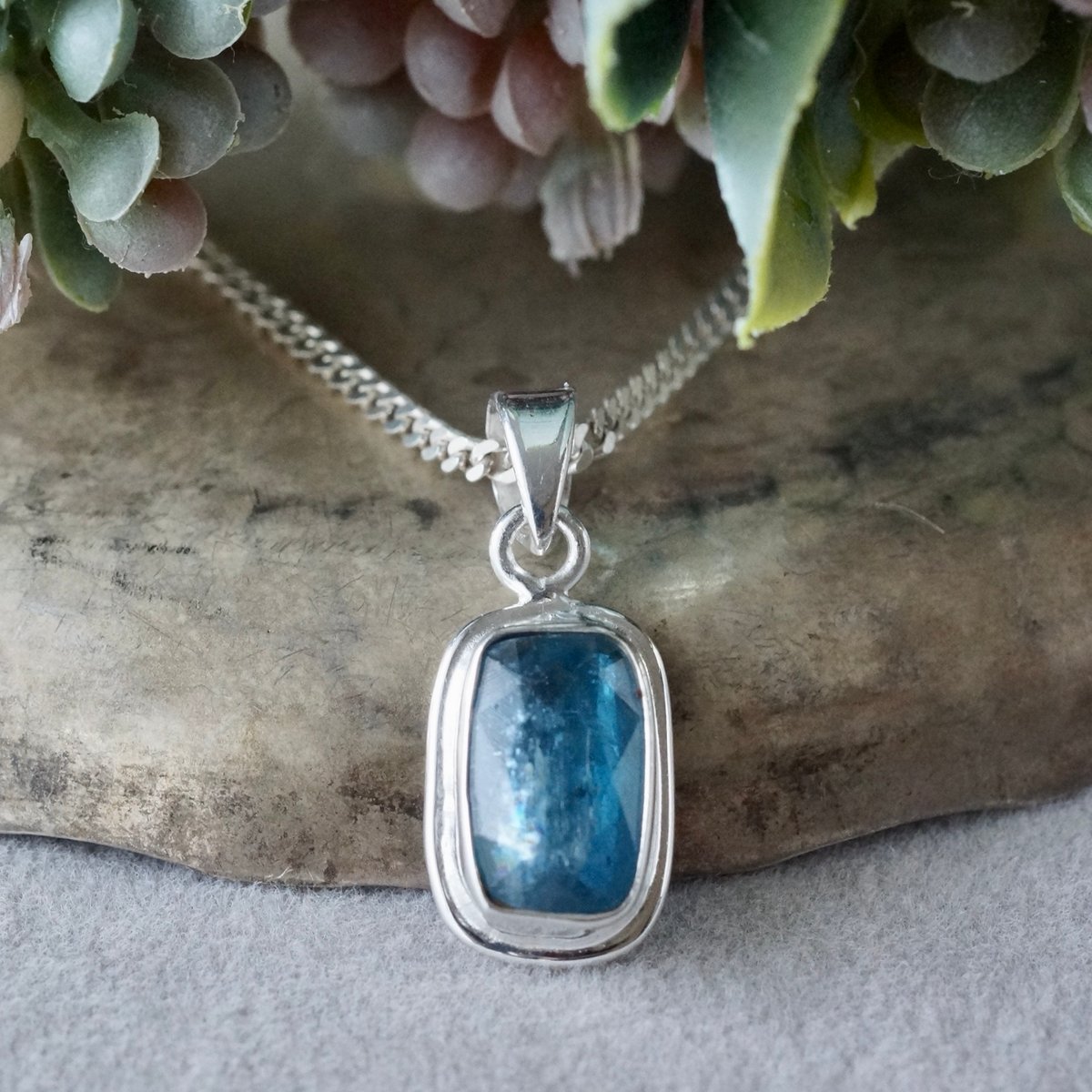 ブルー カイヤナイト スクエアシェイプ ペンダントトップ