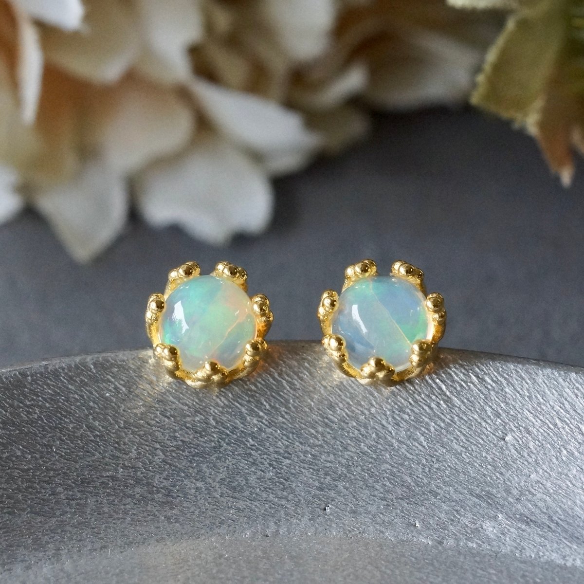オパール　k18クラウン型　スタッドピアス Handmade】オパール クラウンモチーフ スタッドピアス 18k