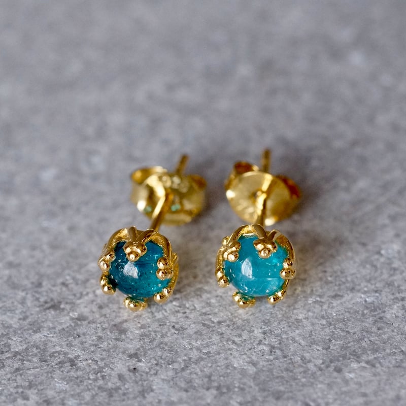 Handmade】ネオンブルーアパタイト クラウンモチーフ スタッドピアス