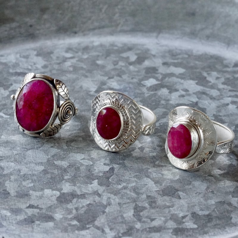レッド ルビー オーバルシェイプ リーフモチーフリング シルバー925