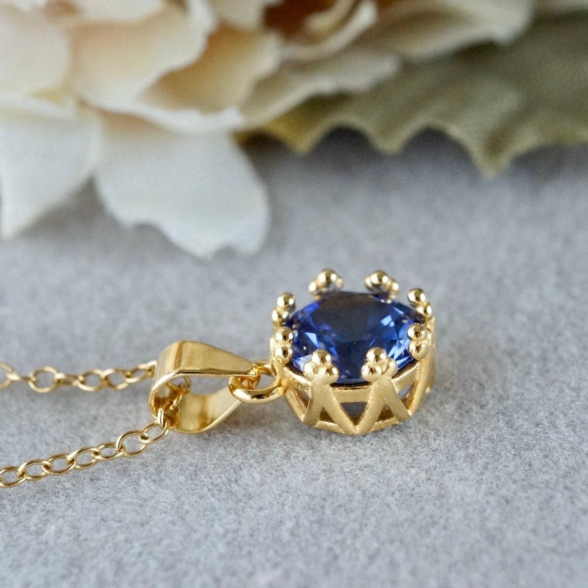 Handmade】ライトブルー 合成サファイア クラウンモチーフ ペンダント