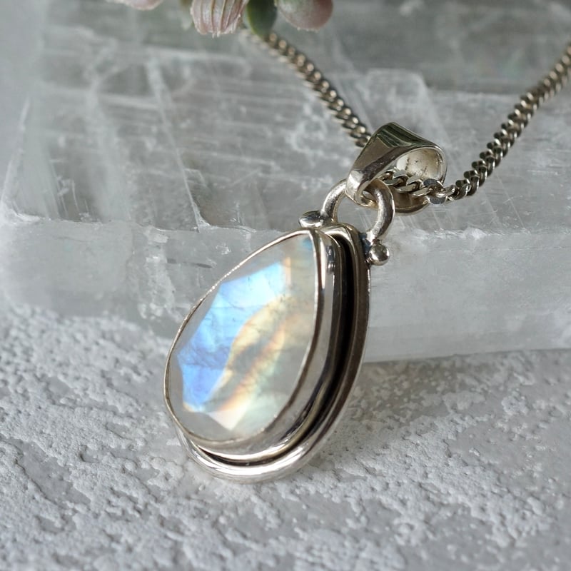 レインボームーンストーン ファセットカット ペンダントトップ