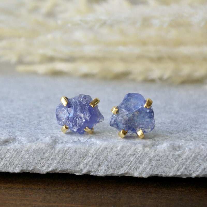 タンザナイト ラフカット（原石）スタッドピアス 14kゴールドプレー