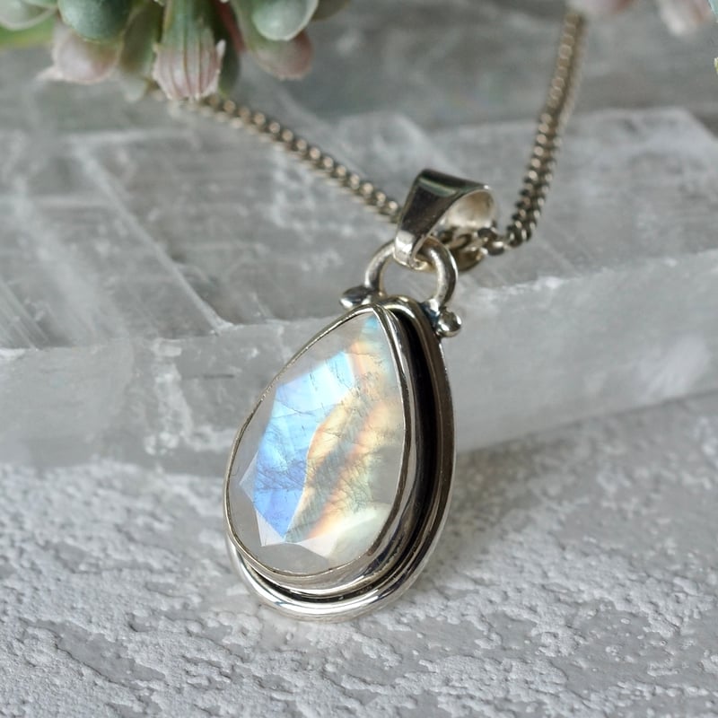 レインボームーンストーン ファセットカット ペンダントトップ