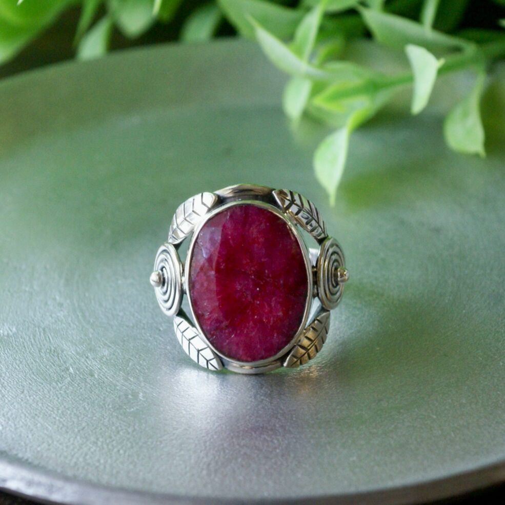 レッド ルビー オーバルシェイプ リーフモチーフリング シルバー925