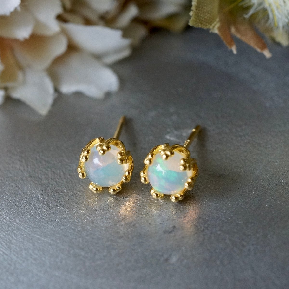 オパール　k18クラウン型　スタッドピアス オパール k18クラウン型 スタッドピアス