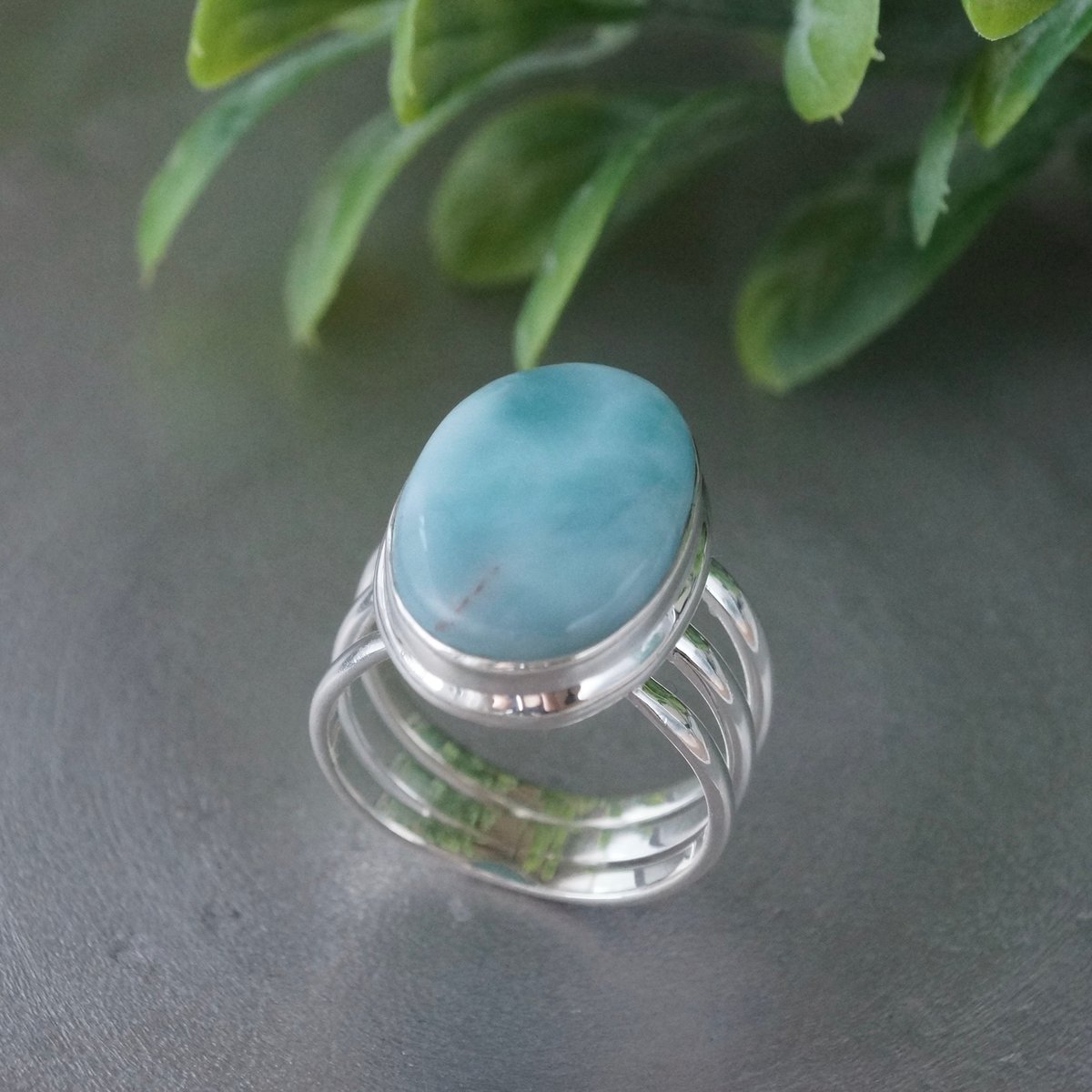 モー 最高品質！ラリマー リング オーバル型 模様あり フリーサイズ ラリマー オーバルシェイプ トリプルアームリング シルバー925