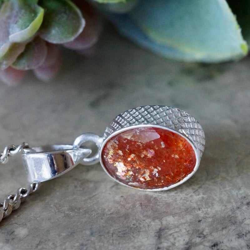 シルバー色ペンダント オレンジ石付き 約60cm 鼻煙壺アンティーク 昭和レトロオレンジ フラワーモチーフ ペンダントライト電傘