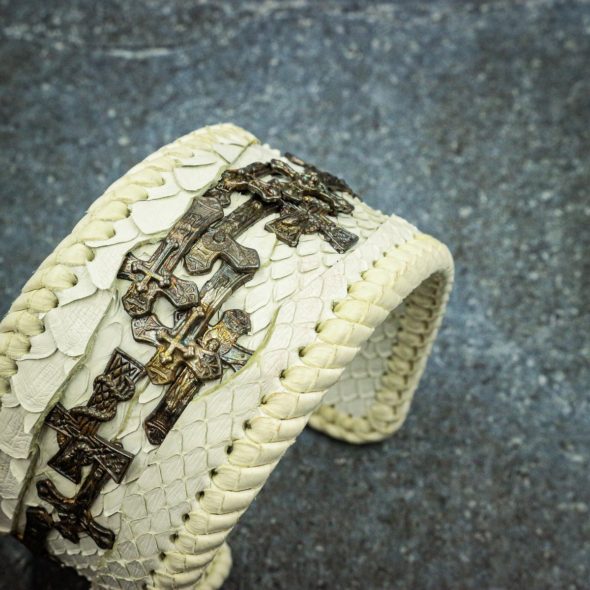 祈る手　盾 Cursed Shield (white) | GoldLeather ONLINE STORE