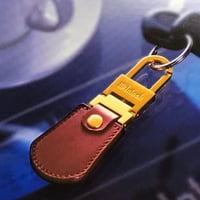 Mcintosh オリジナルキーホルダー「感性を刺激する、ゴールド・ブラウンのコントラスト」
