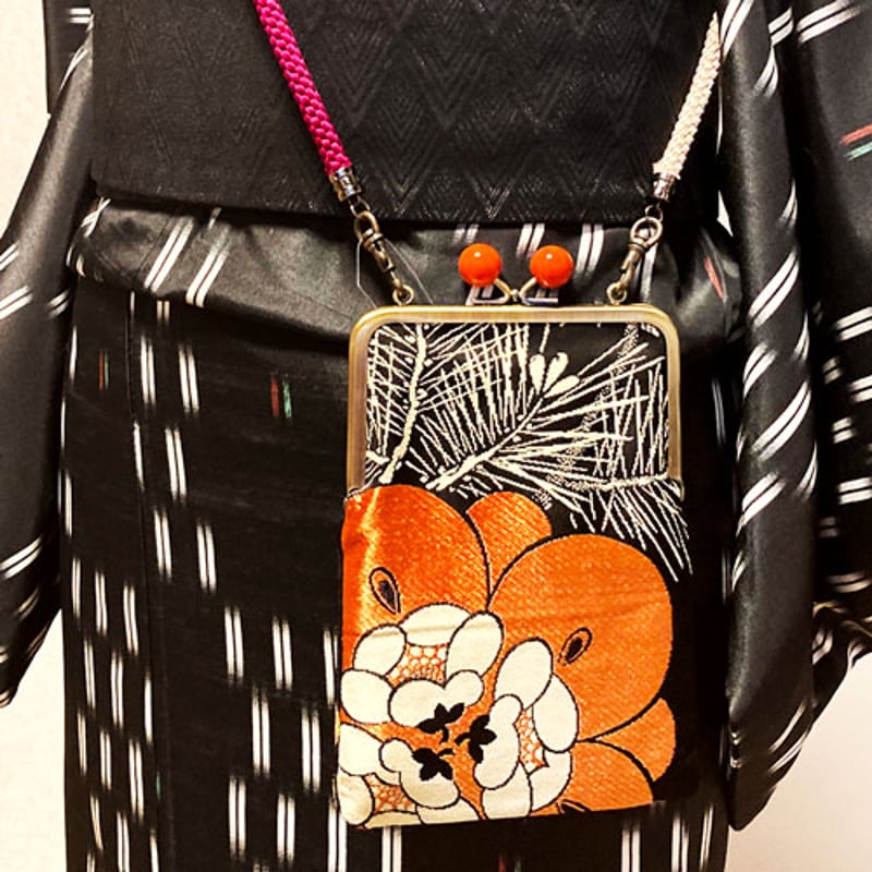 がま口サコッシュ 黒花柄帯 スマホショルダー | 和柄レザーバッグ
