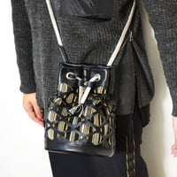 レザー巾着バッグ　巾着ショルダーバッグ　黒