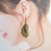 レザーピアス　羽根　ゴールド