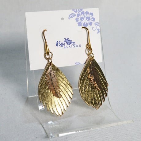 レザーピアス　羽根　ゴールド