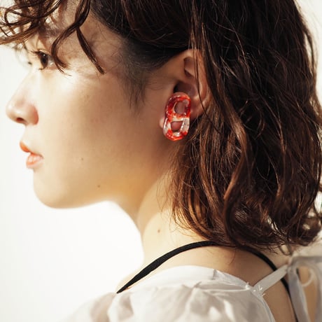 赤いピアス