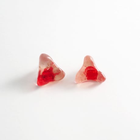 赤いピアス