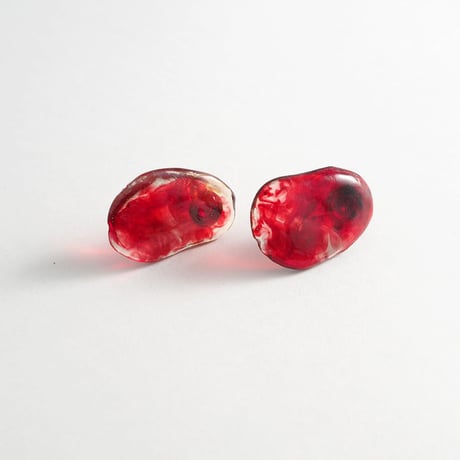 赤いピアス