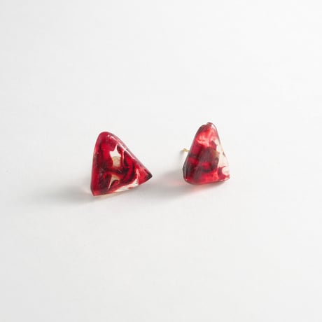 赤いピアス