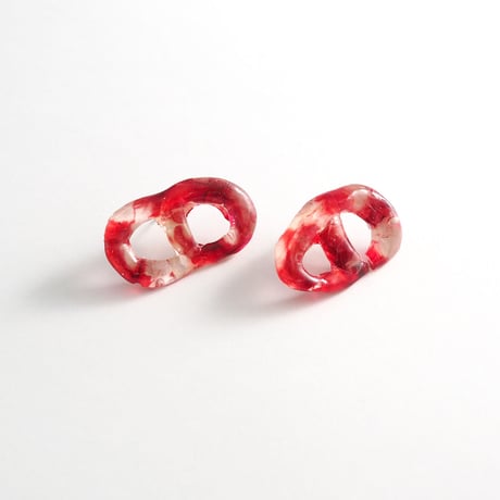 赤いピアス