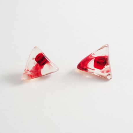 赤いピアス