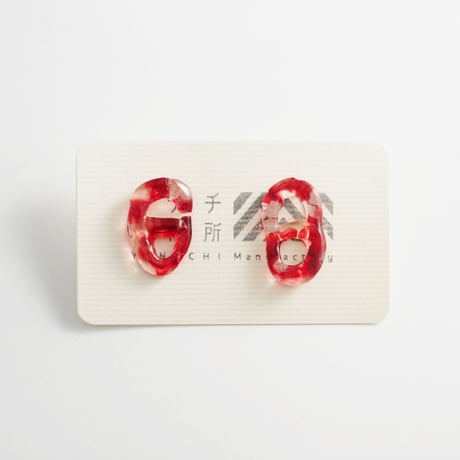 赤いピアス