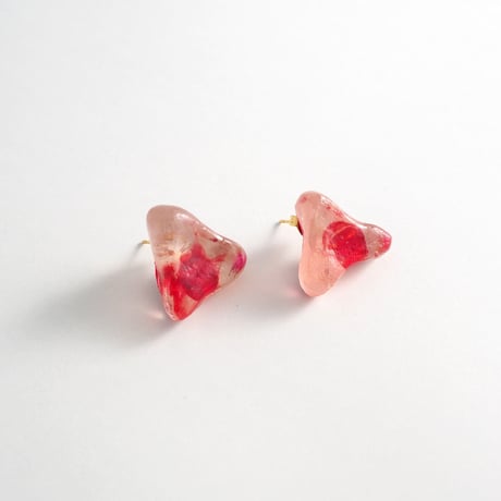 赤いピアス
